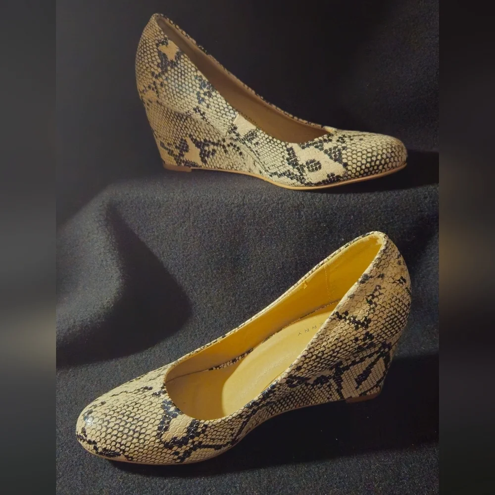 Riverberry Black & Cream Snake-Print Wedge Round Toe Pumps  -Size 7